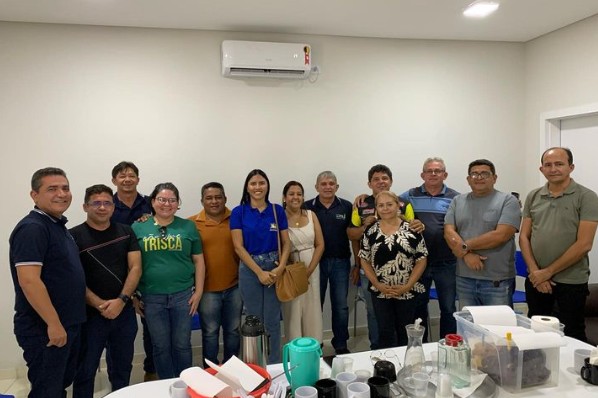 Câmara Municipal de Vereadores de Montes Altos recebeu a cortês visita da médica veterinária Fa...